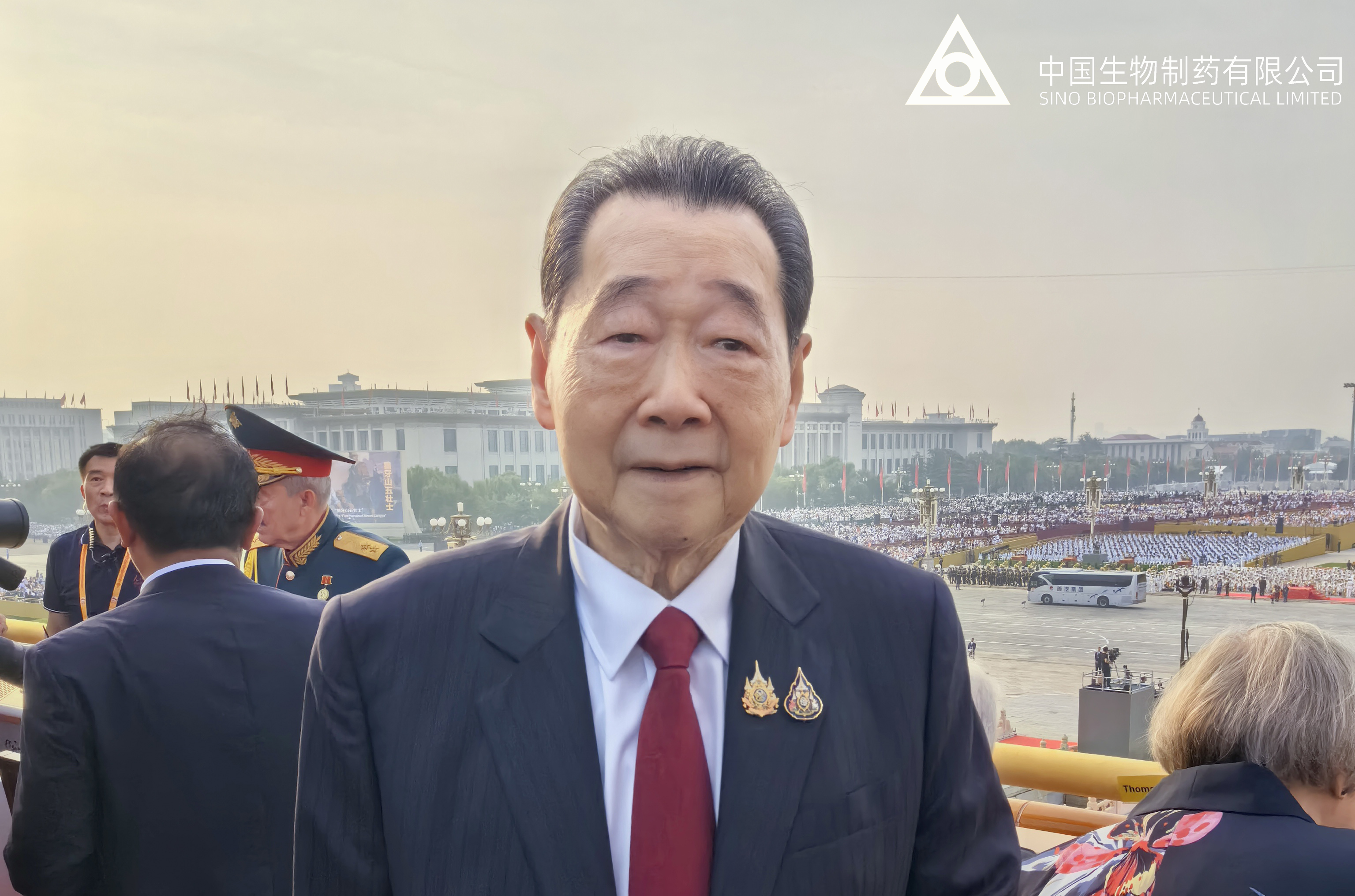 纪念中国人民抗日战争暨世界反法西斯战争胜利80周年大会在北京天安门广场隆重举行。中国侨商联合会会长、正大集团资深董事长谢国民登上天安门城楼观礼，正大制药总裁郑翔玲、中国生物制药董事会主席谢其润、首席执行长谢承润亦在贵宾观礼台，见证国家的强盛与荣光。